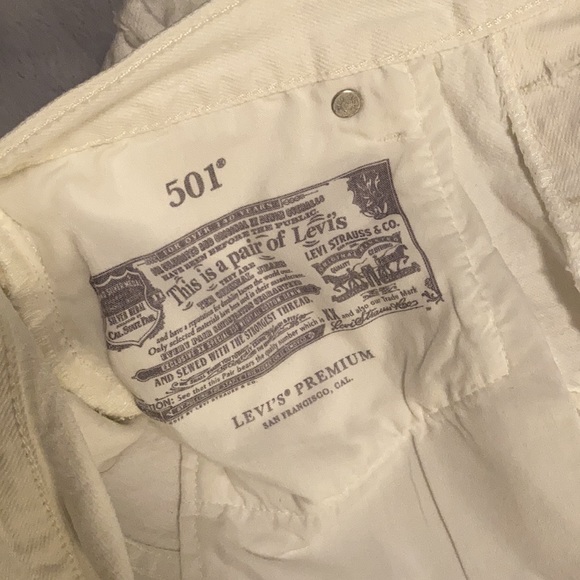 Levi’s Distressed, High Rise Short - Picture 7 of 8